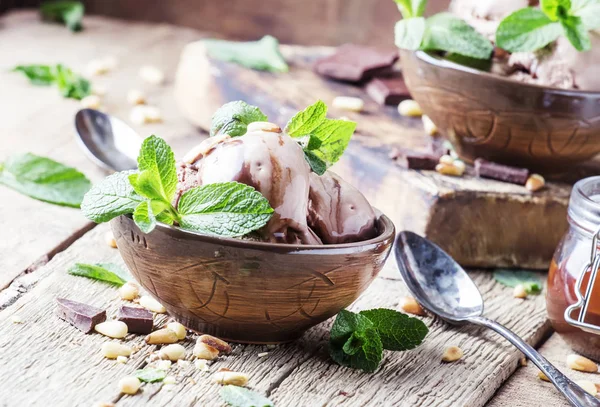 Chokladglass Med Nötter Skålar Gamla Trä Bakgrund Selektivt Fokus — Stockfoto