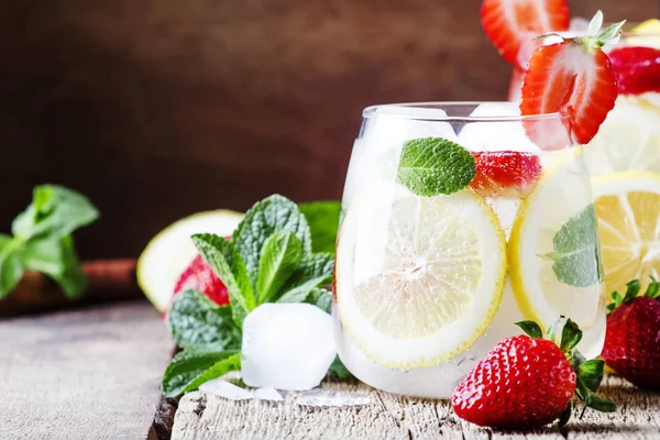 Cocktail Analcolico Con Fragole Menta Limone Soda Ghiaccio Vecchio Fondo — Foto Stock