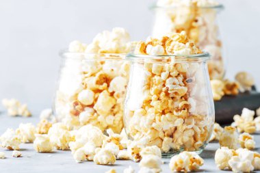 Tatlı patlamış mısır, abur cubur, gri arka plan, seçici odak