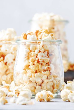 Tatlı patlamış mısır, abur cubur, gri arka plan, seçici odak