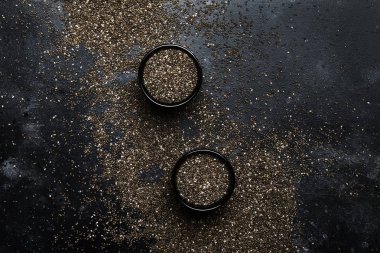 Chia tohum, gri arka plan, üstten görünüm