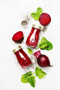 Pancar smoothies chia tohum, cam şişeler, gri arka plan, üstten görünüm