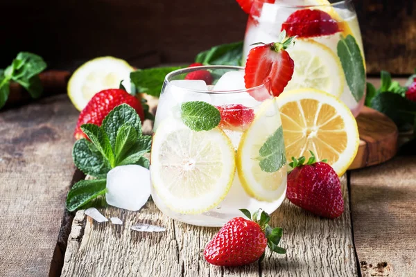 Non Alcoholic Cocktail Strawberries Mint Lemon Soda Ice Old Wooden — Stock Photo, Image