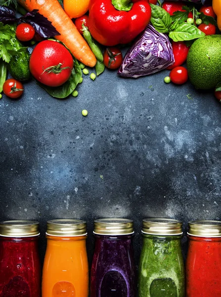 灰色の背景は 平面図に食べ物や飲み物 健康的で便利な色とりどりの野菜ジュース ガラスびんの原料とスムージー セット — ストック写真