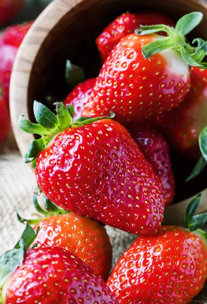 Frische Erdbeeren Hölzerner Hintergrund Selektiver Fokus — Stockfoto
