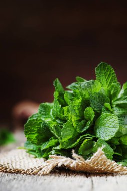 Bir paket, vintage ahşap arka plan, seçici odak taze nane