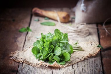 Bir paket, vintage ahşap arka plan, seçici odak taze nane