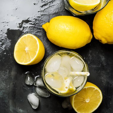 Buz ve soda, gri arka plan, üstten görünüm ile limonata serinletici yaz