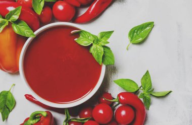 Yaz soğuk domates çorbası ile sebze ve yeşil fesleğen, üstten görünüm