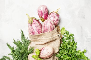 Taze mor çizgili Poğaca bir tuval çantası, dereotu ve maydanoz, üstten görünüm