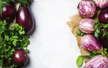 Taze patlıcan ve maydanoz, üstten görünüm
