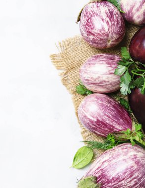 Taze mor çizgili Poğaca bir tuval çantası, dereotu ve maydanoz, üstten görünüm