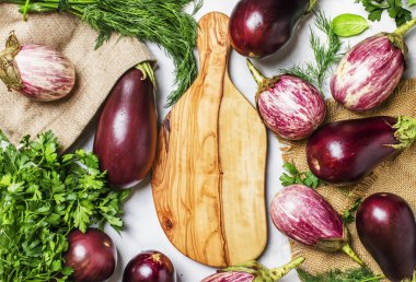 Taze patlıcan ve maydanoz, üstten görünüm