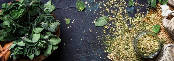 Getrockneter Gemahlener Oregano Oder Majoran Dunkler Hintergrund Draufsicht — Stockfoto