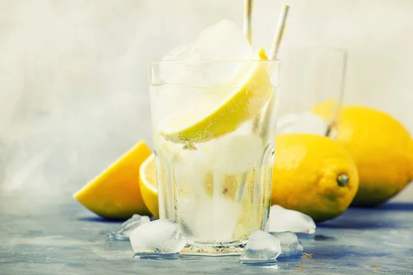 Cocktail Verão Com Refrigerante Fundo Cinza Foco Seletivo — Fotografia de Stock