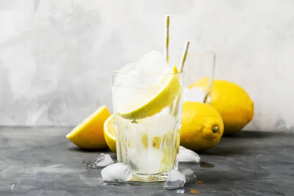 Zomer Cocktail Met Soda Grijze Achtergrond Selectieve Aandacht — Stockfoto