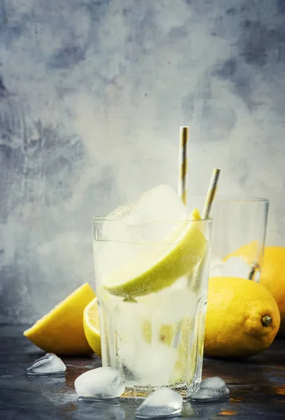 Cocktail Verão Com Refrigerante Fundo Cinza Foco Seletivo — Fotografia de Stock