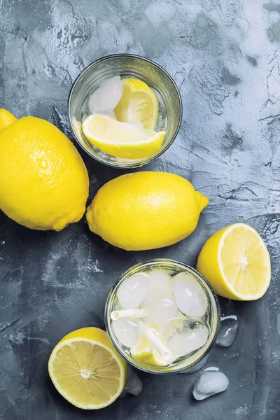 Sommer Erfrischende Limonade Mit Eis Und Soda Grauer Hintergrund Draufsicht — Stockfoto