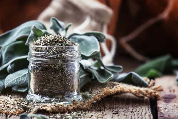 Getrockneter Und Frischer Salbei Rustikaler Stil Holzhintergrund Selektiver Fokus — Stockfoto