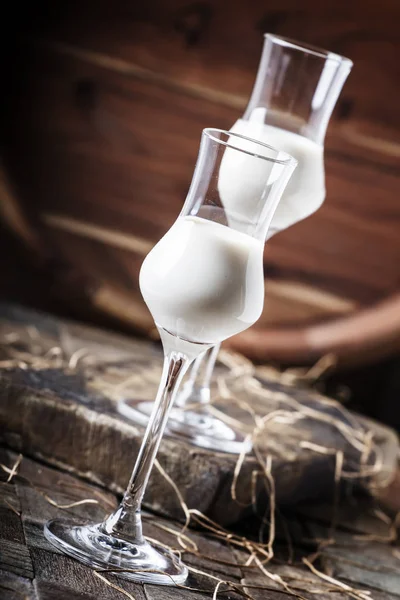 奶油酒杯 乡村风格 老式木质背景 选择性聚焦 — 图库照片