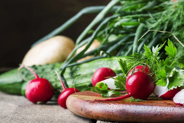 Verduras Frescas Verano Hierbas Especiadas Fondo Madera Viejo Enfoque Selectivo —  Fotos de Stock