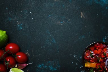 Teksas-Meksika kavramı, Salsa sos, domates, kırmızı soğan ve kireç, gıda arka plan, görünümü Top