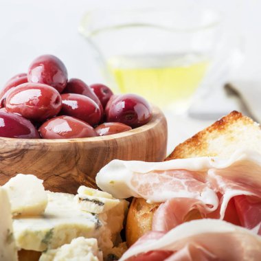 Mezeler, crostini, prosciutto, mavi peynir ve zeytin, gri arka plan, üstten görünüm ile kurulu 