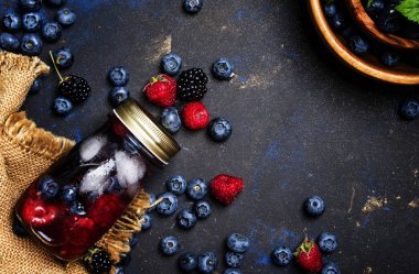 Yaz buz berry çay böğürtlen, ahududu, böğürtlen ve buz, üstten görünüm