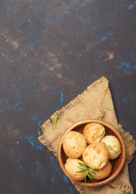 Biberiye, rustik tarzı, siyah arka plan, üstten görünüm ile lezzetli çörekler