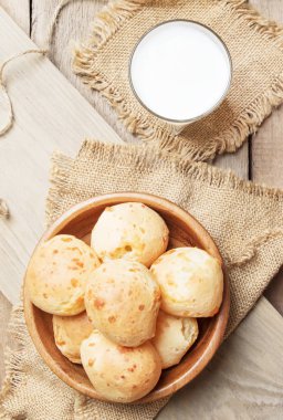 Süt ve ev yapımı çörekler, rustik tarzı, vintage ahşap arka plan, görünümü top