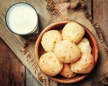 Süt ve ev yapımı çörekler, rustik tarzı, vintage ahşap arka plan, görünümü top