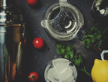 Alkollü kokteyl domates, limon suyu, sos, kereviz ve votka, siyah arka plan ile hazırlanması için malzemeler görünümü top