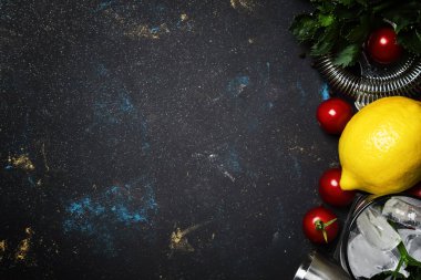 Bloody mary alkollü kokteyl, yeşil kereviz ve Rus votkası, gri arka plan, kırmızı domates, limon suyu, sıcak sos ile ana sayfa görünümü