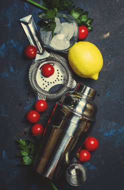 Alkollü kokteyl domates, limon suyu, sos, kereviz ve votka, siyah arka plan ile hazırlanması için malzemeler görünümü top