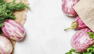 Taze patlıcan ve maydanoz, üstten görünüm