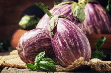 Taze mor çizgili patlıcan, rustik tarzı, seçici odak