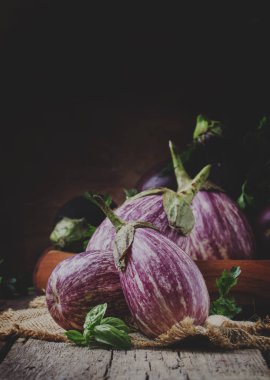 Taze mor çizgili patlıcan, rustik tarzı, seçici odak