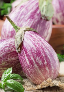 Taze mor çizgili patlıcan, rustik tarzı, seçici odak