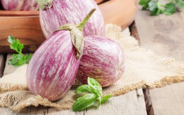 Taze mor çizgili patlıcan, rustik tarzı, seçici odak