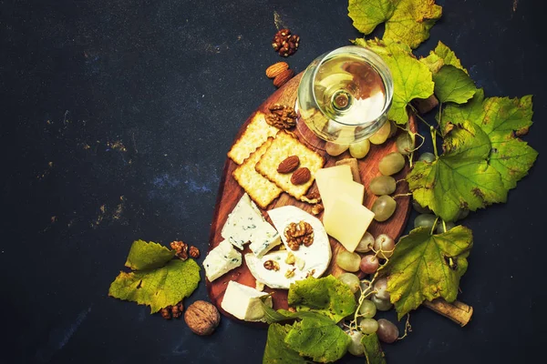 Vinho Seco Branco Queijo Com Molde Nozes Uva Biscoito Fundo — Fotografia de Stock