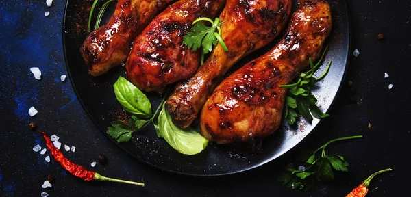 Gambe Pollo Forno Smalto Piccante Con Salsa Hiney Sul Piatto — Foto Stock