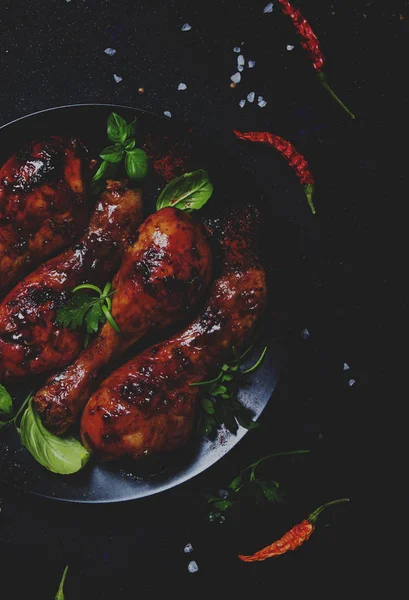 プレート 黒の背景 トップ ビュー Hiney 添えスパイシーな釉薬で焼き鶏の足 — ストック写真