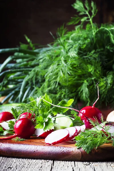 Friss Nyári Zöldségek Csípős Fűszernövények Régi Háttér Szelektív Összpontosít — Stock Fotó