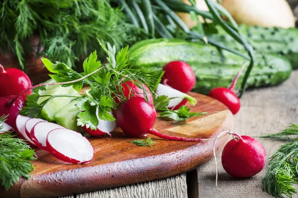 Verduras Frescas Verano Hierbas Especiadas Fondo Madera Viejo Enfoque Selectivo — Foto de Stock