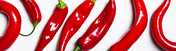 Čerstvé Red Hot Chili Papričky Šedém Pozadí Pohled Shora — Stock fotografie
