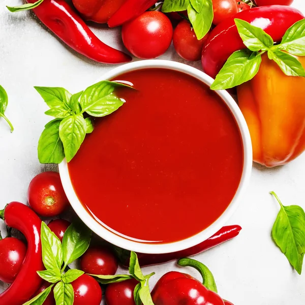 Huisgemaakte Tomatensoep Met Groene Basilicum Bovenaanzicht — Stockfoto