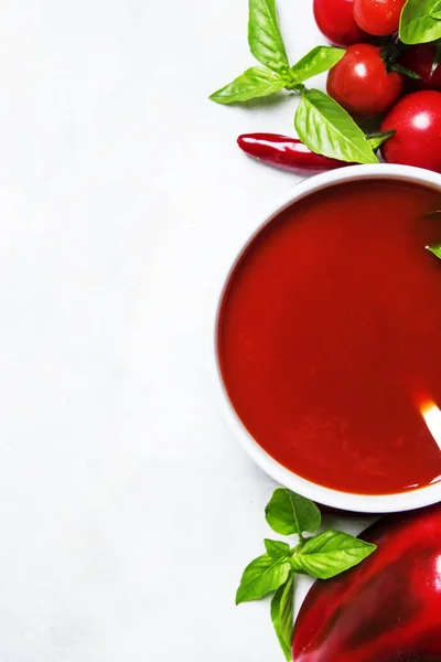 Zomer Koude Tomatensoep Met Groenten Groene Basilicum Bovenaanzicht — Stockfoto