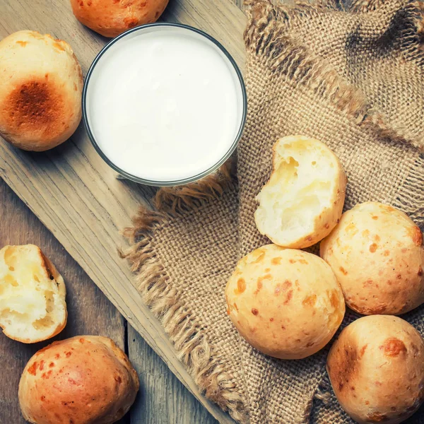 Mjölk Och Hembakade Bullar Rustik Stil Vintage Trä Bakgrund Ovanifrån — Stockfoto