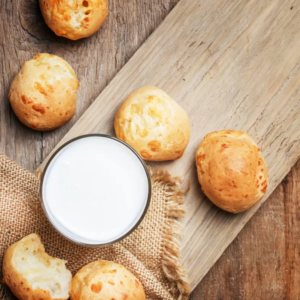 Melk Zelfgemaakte Broodjes Rustieke Stijl Vintage Houten Achtergrond Top Uitzicht — Stockfoto