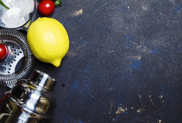 Состав Приготовления Алкогольного Коктейля Помидорами Лимонным Соком Соусом Сельдереем Водкой — стоковое фото